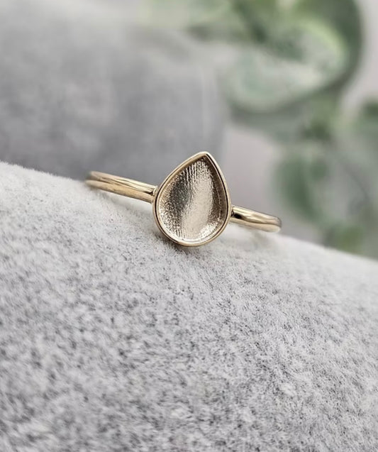 Gold 9k teardrop band ring