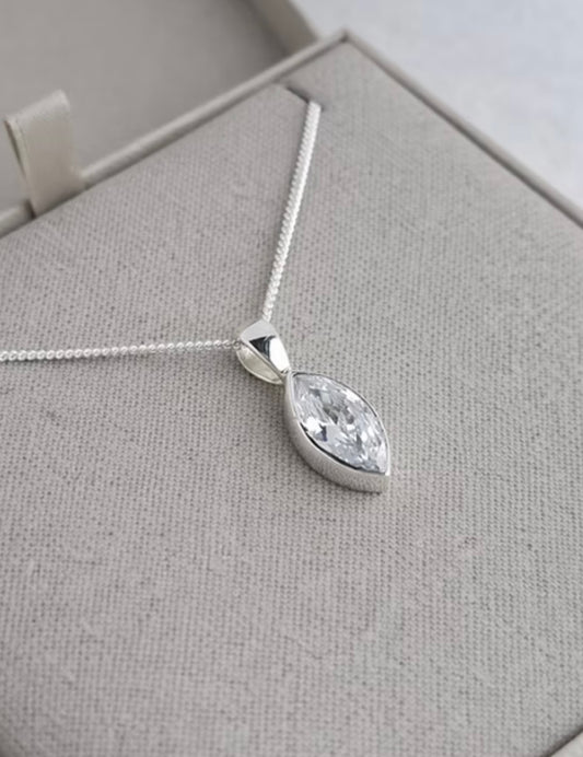Secretly set silver 925 marquise prndant