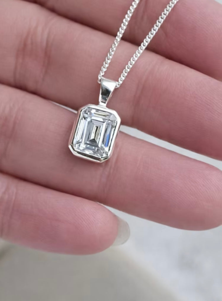 Secretly set silver 925 emerald pendant