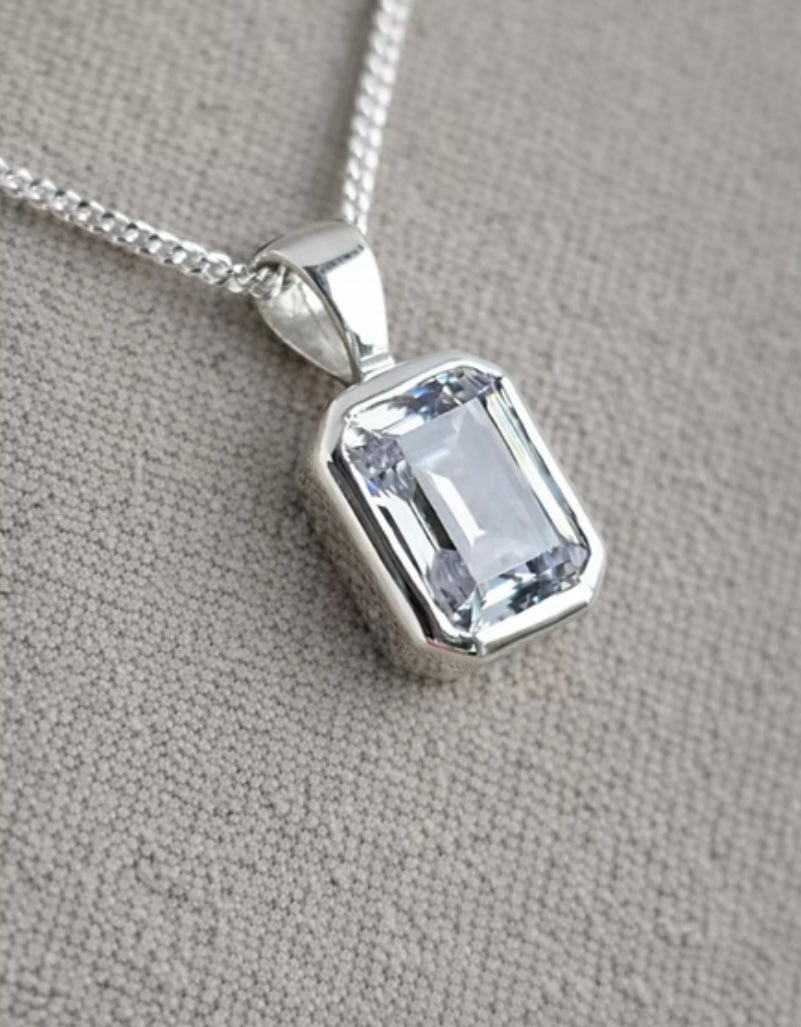 Secretly set silver 925 emerald pendant