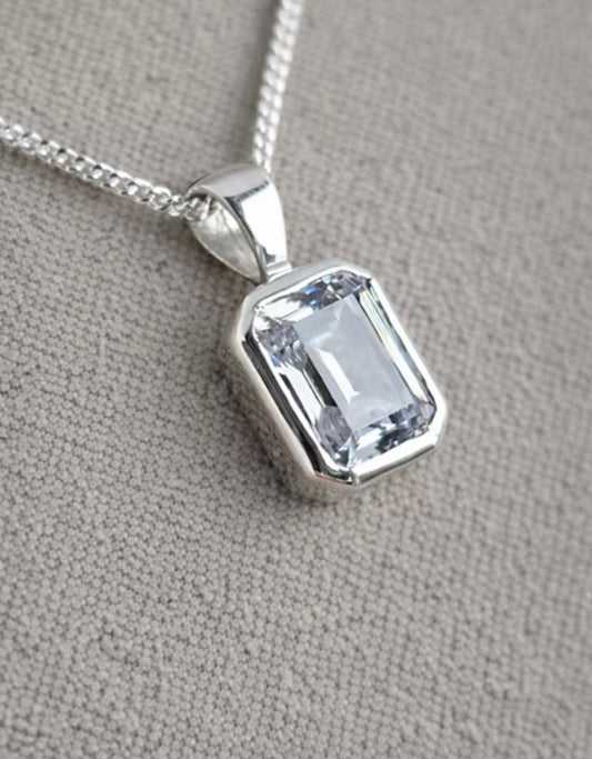 Secretly set silver 925 emerald pendant