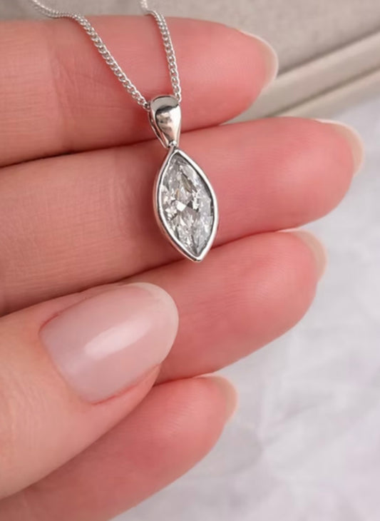 Secretly set silver 925 marquise prndant